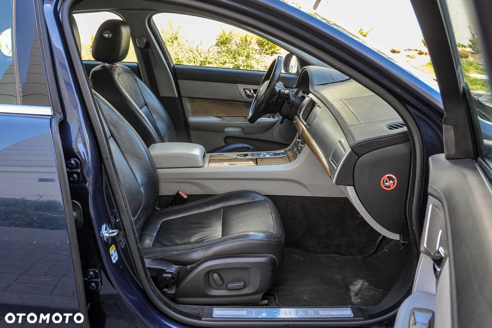 Jaguar XF - 11