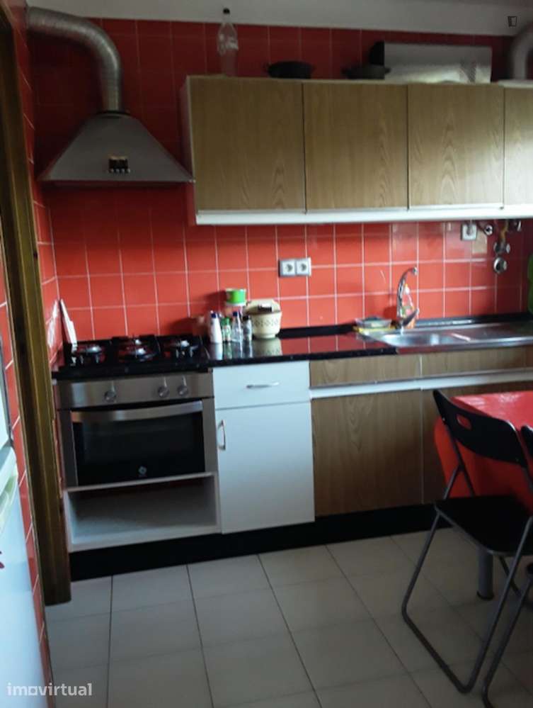 Quarto - localizado em Alto de São João Coimbra - Grande imagem: 2/6