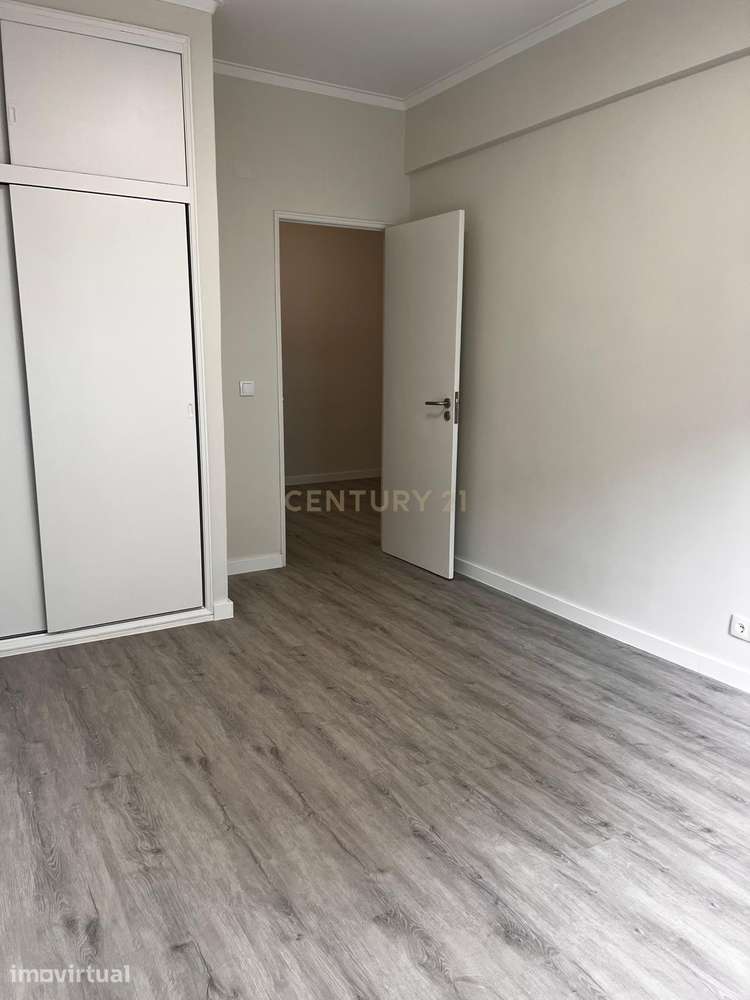 Apartamento T1, RC, totalmente remodelado no Olival Basto - Grande imagem: 5/13