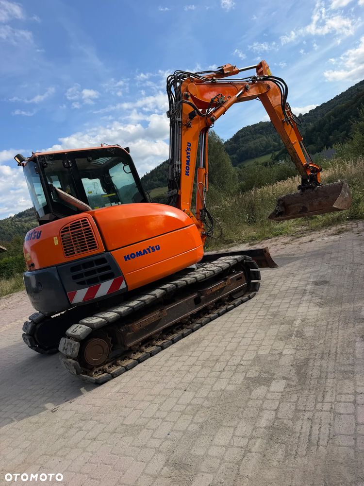 Komatsu Koparka Gąsienicowa 8 ton PC80MR-3. Sprowadzona z Norwegii. Centralne smarowanie!! Maszyna jak Nowa 2016rok. Niski Przebieg3x łamane Ramię. Klimatyzacja ser.DEKRA. Własna pompa paliwa. Ani deka luzów i wycieków. Gąsienice klepki bez zużycia! Podwozie w pięknym stanie. Okazja Maszyna zadbana!! Po serwisach eksploatacyjnych. - 3