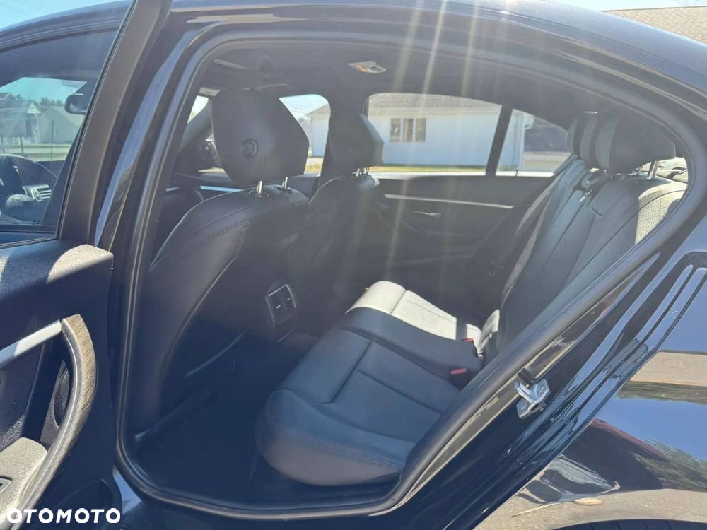 BMW Seria 3 330i xDrive - 14