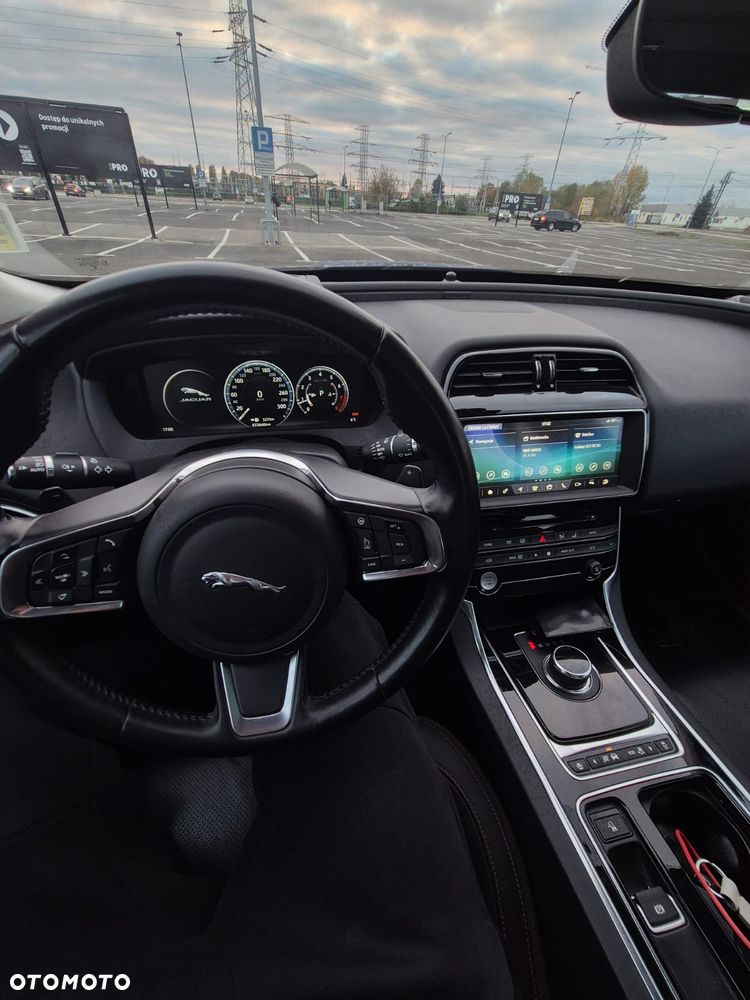 Jaguar XE 30t AWD Prestige - 7