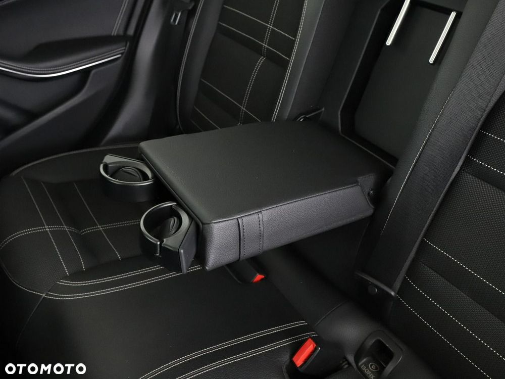 Mercedes-Benz GLA 200 7G-DCT - 39