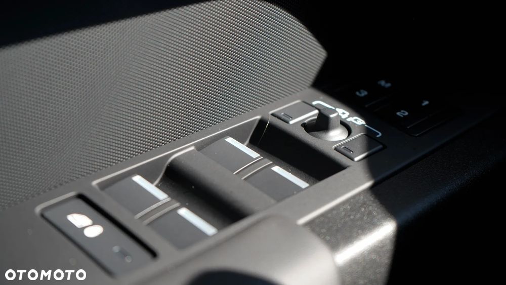 Land Rover Defender - 30