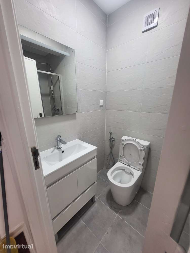 Casa Remodelada no Centro de Almada, 4 Quartos, Ideal para Estudantes - Grande imagem: 4/17