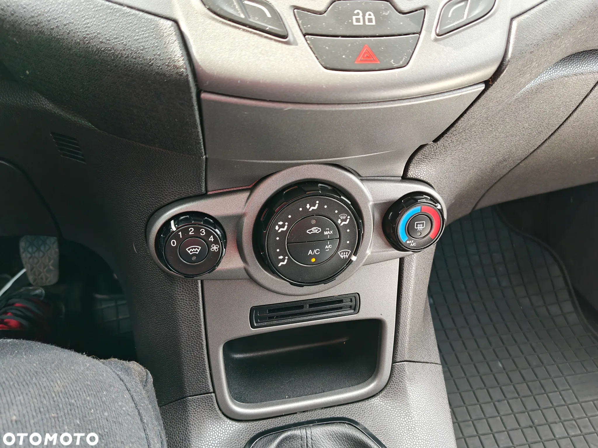 Ford Fiesta 1.5 TDCi Ambiente - 24