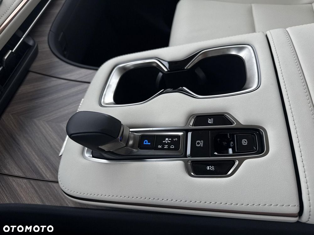 Lexus LM - 16