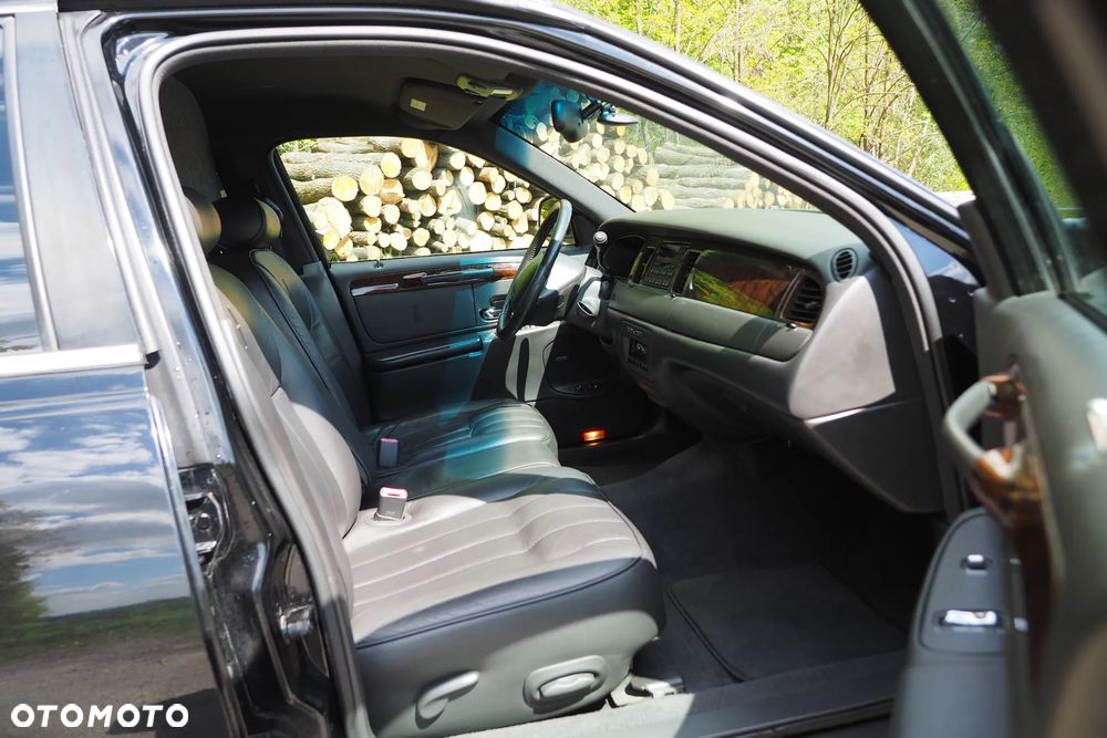 Lincoln Town Car - 14