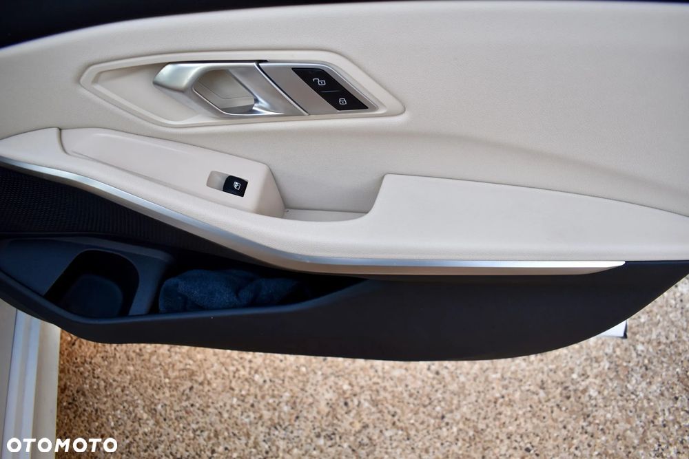 BMW Seria 3 330i - 23