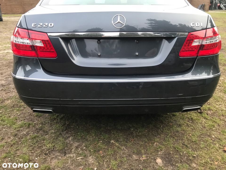 MERCEDES 212 kompletna tylna klapa 755 igla - 1