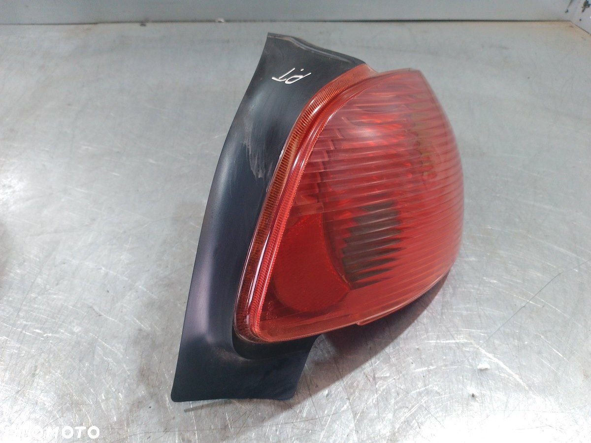 LAMPA TYLNA PRAWA PEUGEOT 206 HATCHBACK - 9