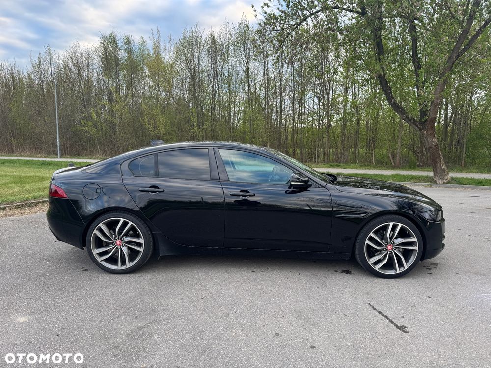 Jaguar XE 2.0 T Portfolio - 8