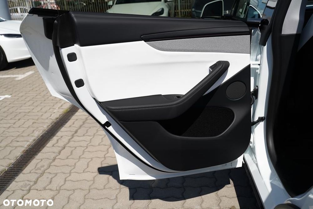 Tesla Model Y 79kWh Long Range RWD - 12