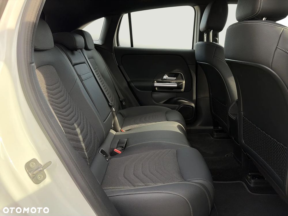 Mercedes-Benz EQA 300 66.5kWh 4-Matic AMG Line - 33