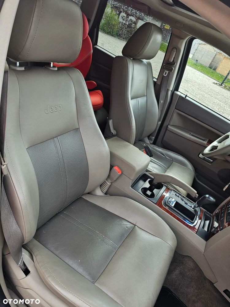 Jeep Grand Cherokee - 23