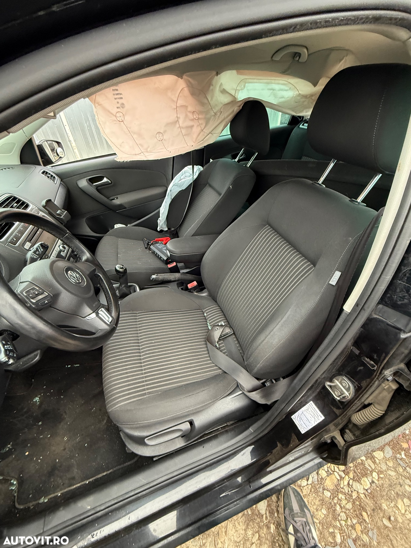 Dezmembrări VW polo 6R 2011 16TDI CAYC cutie KFK 5 trepte volan pe stanga 220 mi km piese accesorii avariată spate , dezmembrez culoare negru - 3