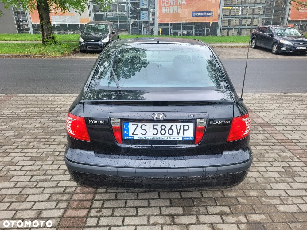 Hyundai Elantra 2.0i GLS - 19