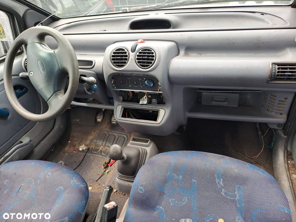 Renault Twingo (98-07r.) 1.2 B 54KM. Silnik C3G 700 ; C3G 702 Skrzynia JB1052. Cały na części. GWARANCJA !!! Przód Tył Zestaw Komplet Drzwi Klapa Zderzak Błotnik Maska Grill Atrapa Szyba Pas Lampa Lusterko Boczki Fotel Kanapa Kokpit Deska Rozdzielcza Przełącznik Włącznik Sterownik Przewody Wiązka Instalacja Moduł Komputer Czujnik Listwa Pompa Alternator Wtryski Głowica Rozrusznik Kompresor Sprzęgło Dwumas Silnik Skrzynia ABS Klimatyzacji Paliwa Wspomagania Kolektor Turbina Przepustnica Zawór Chłodnica Koło Hak Belka Sanki Zawieszenie Mcpherson Półoś Amortyzator Wydech Tłumik Zacisk Most - 7