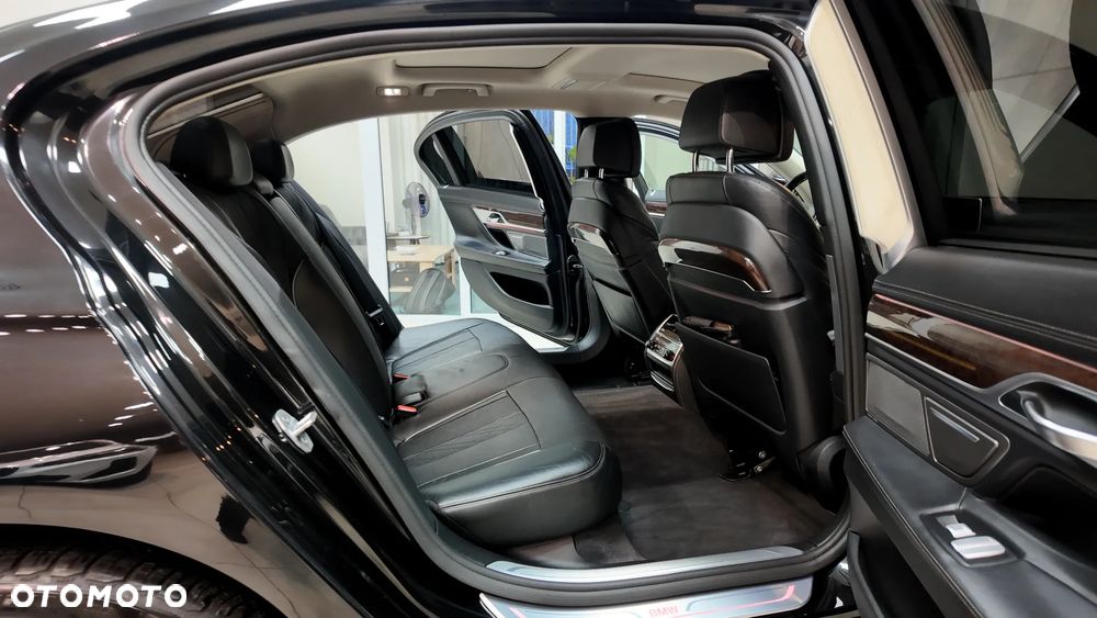 BMW Seria 7 750Li xDrive - 30