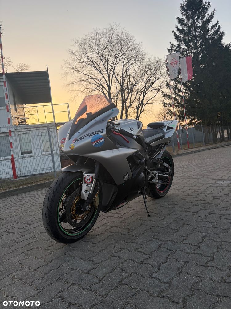 Yamaha R1 - 9