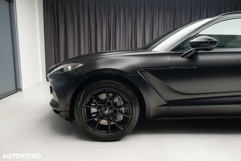 Aston Martin DBX - 8