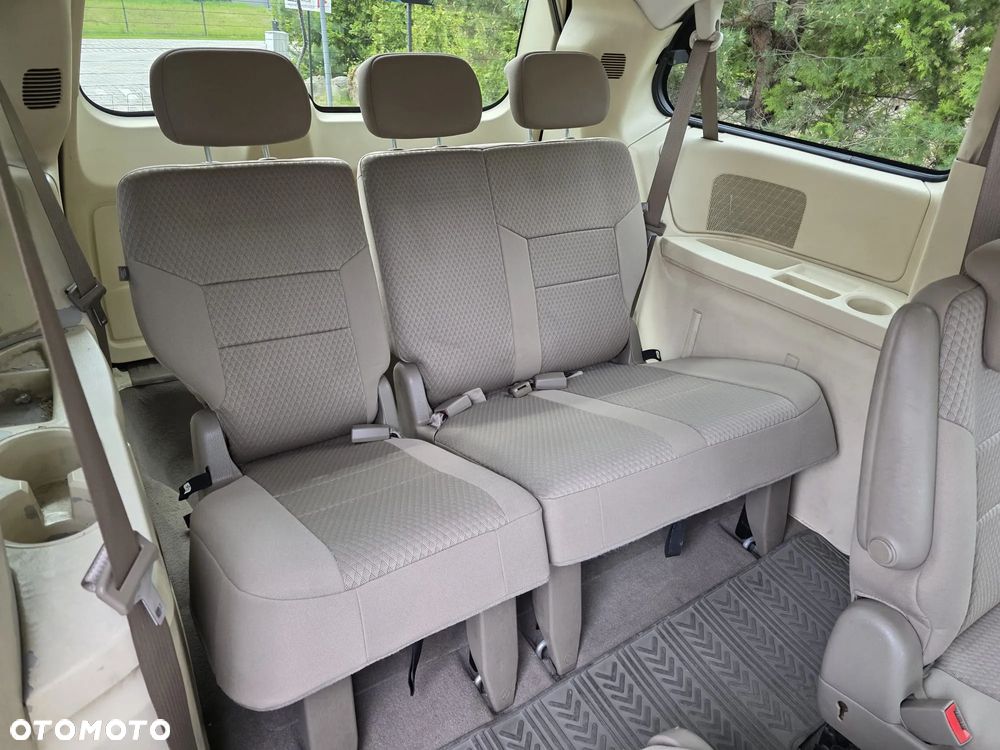 Chrysler Town & Country - 11
