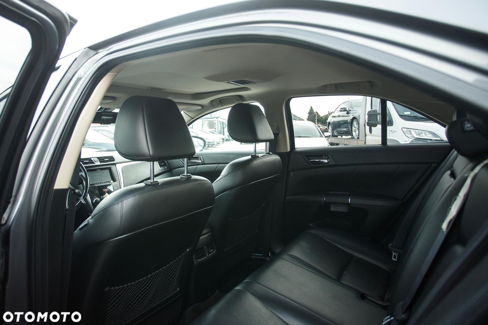 Suzuki Kizashi 2.4 Sport 4WD CVT - 26