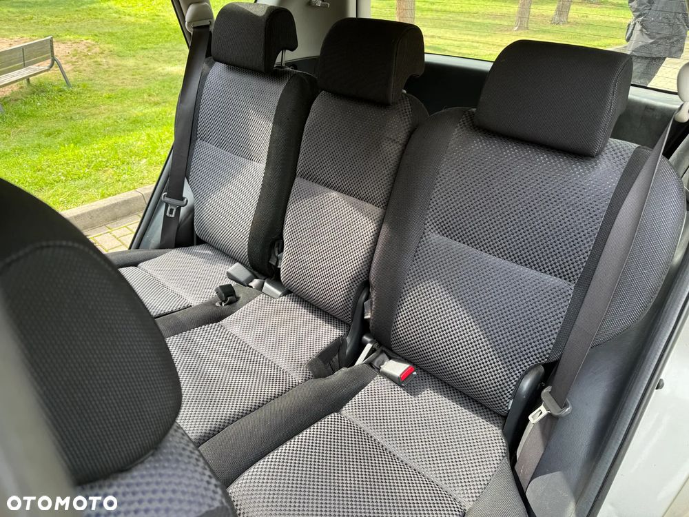 Toyota Corolla Verso - 16