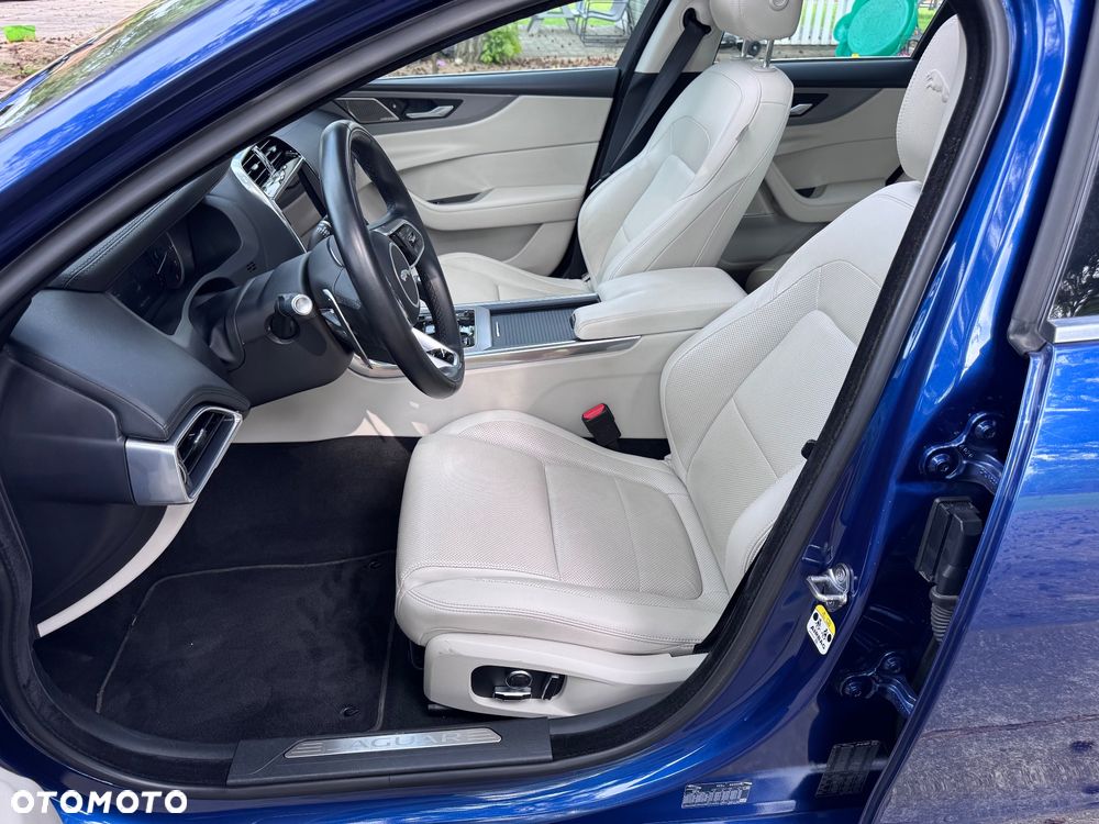 Jaguar XE 2.0 P250 SE - 27