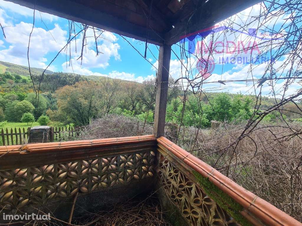 Casa geminada para reconstrução, próximo de Castanheira de Pera - Grande imagem: 2/17