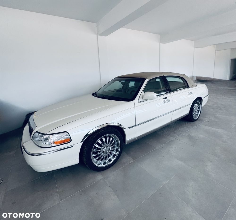 Lincoln Town Car - 1
