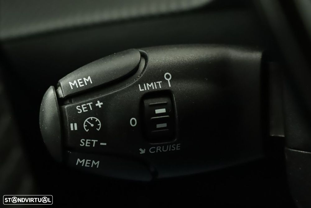 Peugeot 2008 1.2 PureTech Allure - 17