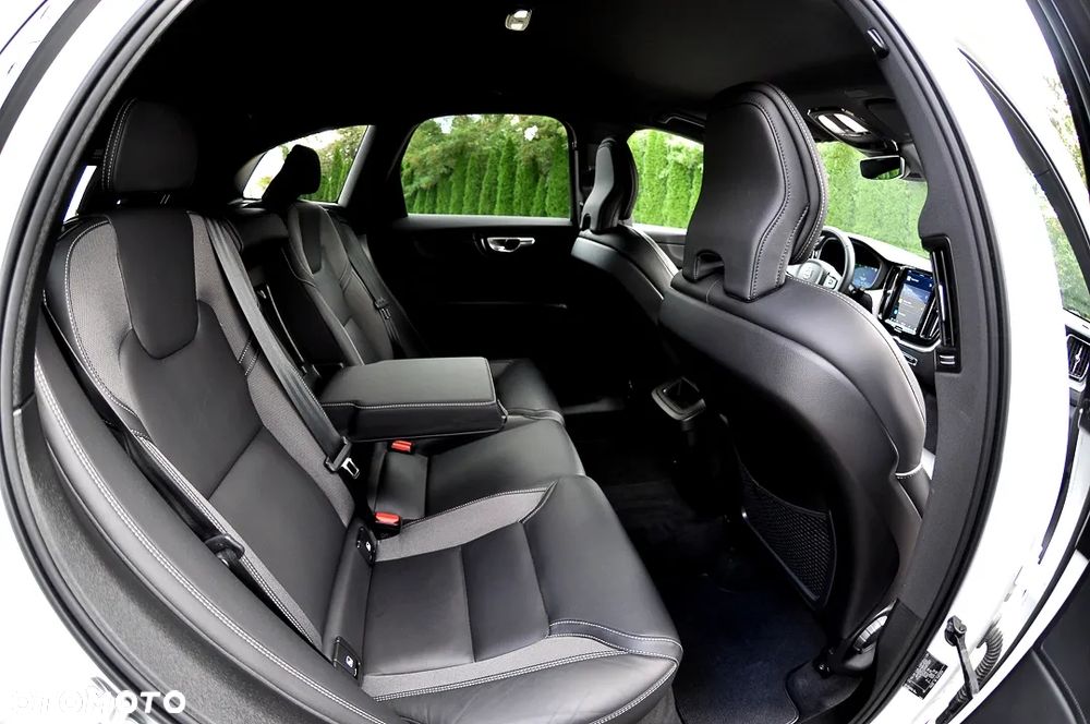 Volvo XC 60 B4 D AWD R-Design - 18