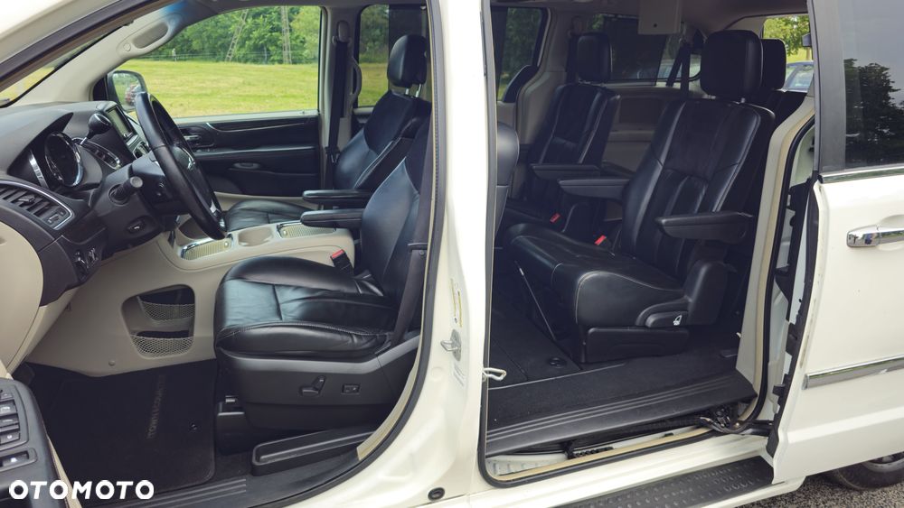 Chrysler Town & Country 3.6 Limited - 13