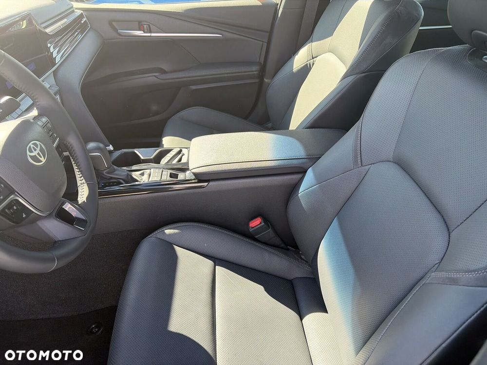 Toyota Camry - 17