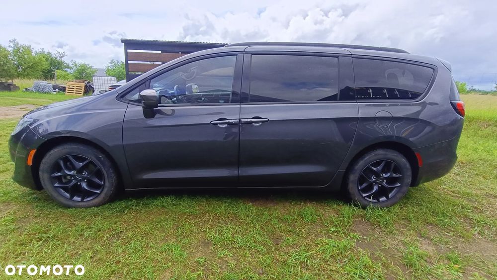 Chrysler Pacifica - 4