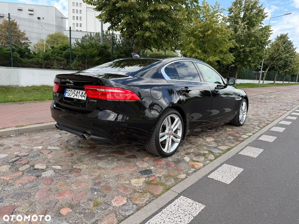 Jaguar XE 2.0 T Prestige - 3