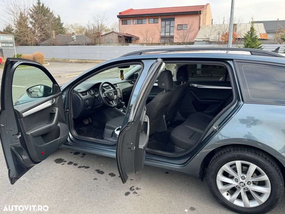 Skoda Octavia Combi 2.0 TDI DSG 4X4 Style - 5