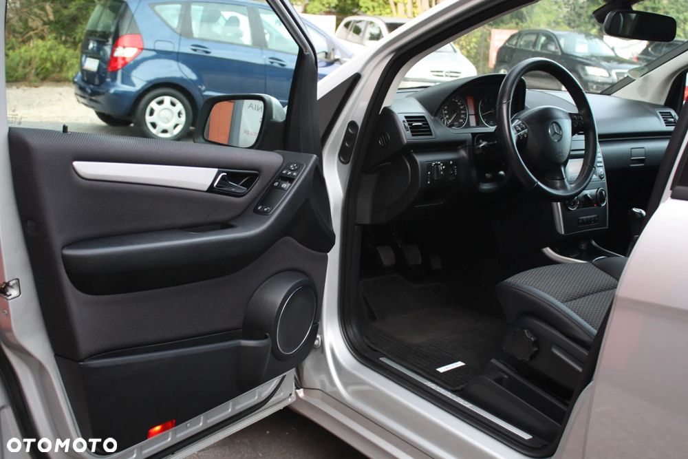 Mercedes-Benz Klasa A 180 BlueEFFICIENCY Elegance - 32