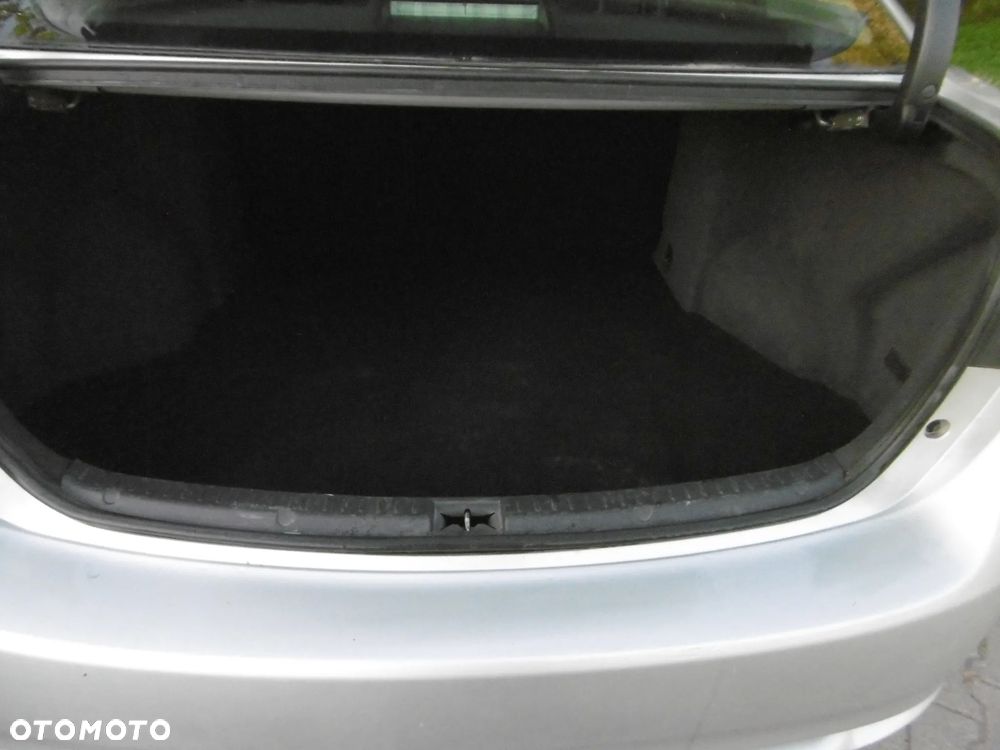 Toyota Avensis 1.6 Active - 13
