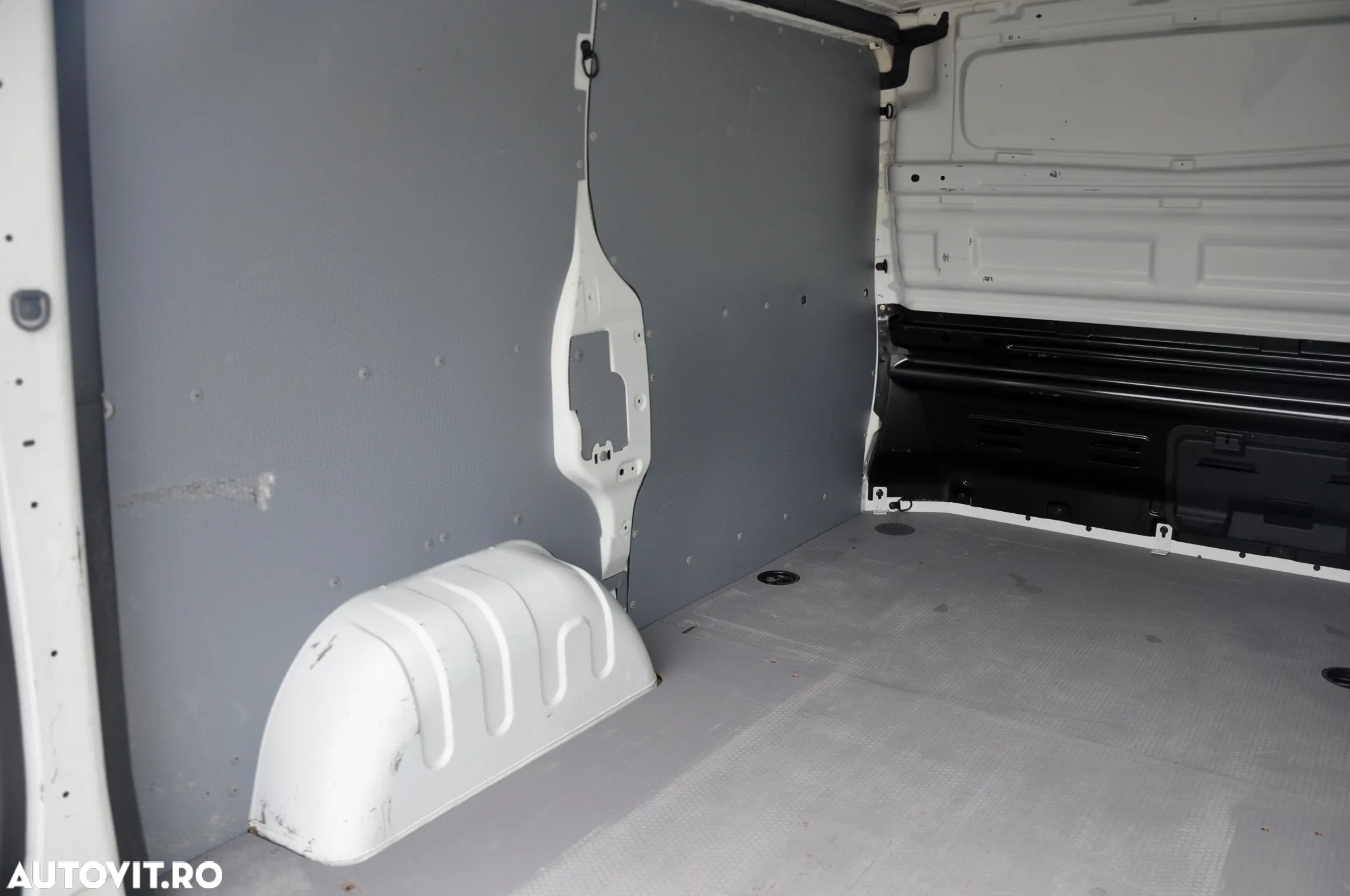 Renault Trafic Van - 10