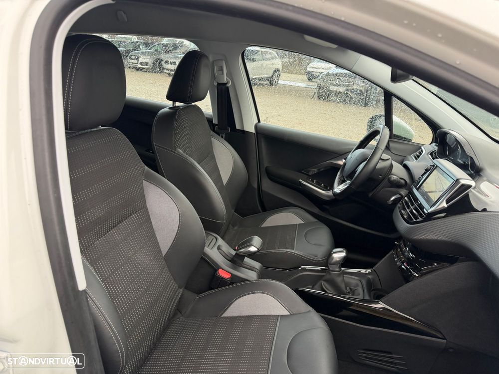 Peugeot 2008 1.2 PureTech Allure - 12