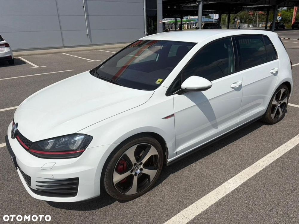 Volkswagen Golf - 1