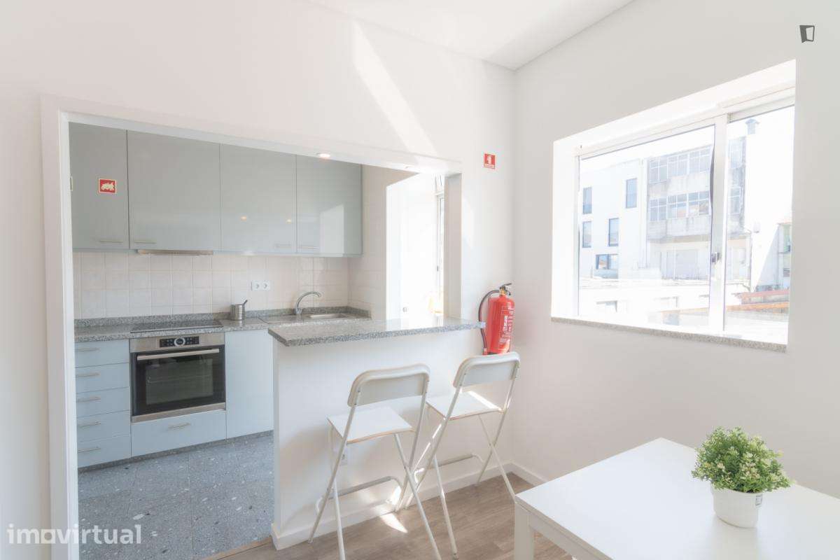 Quarto - localizado em Santa Marinha Porto - Grande imagem: 4/12
