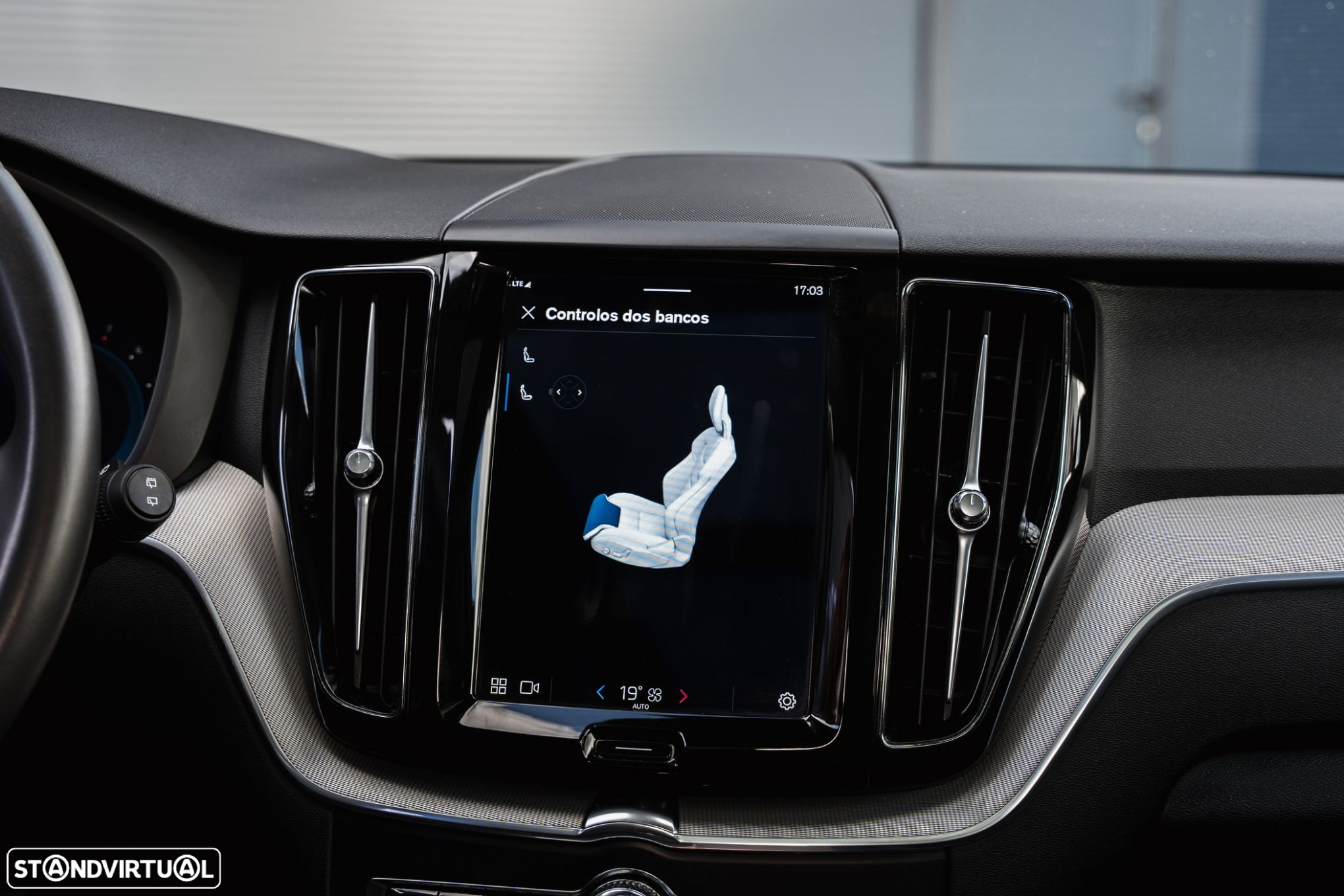 Volvo XC 60 2.0 T6 PHEV R-Design AWD - 48
