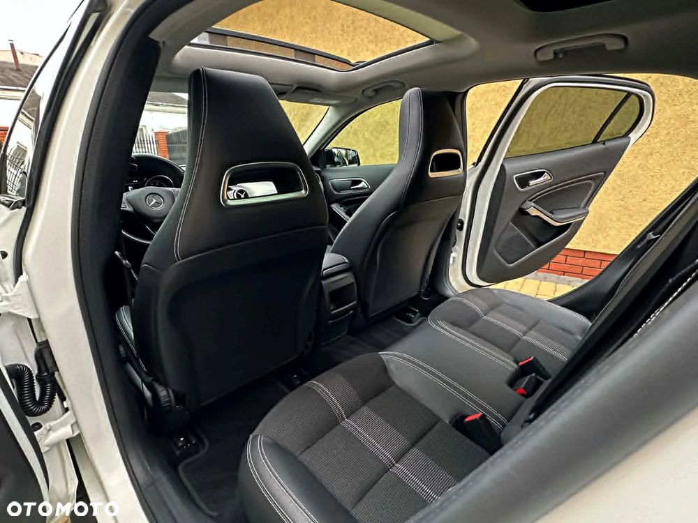 Mercedes-Benz GLA 200 7G-DCT Urban - 32