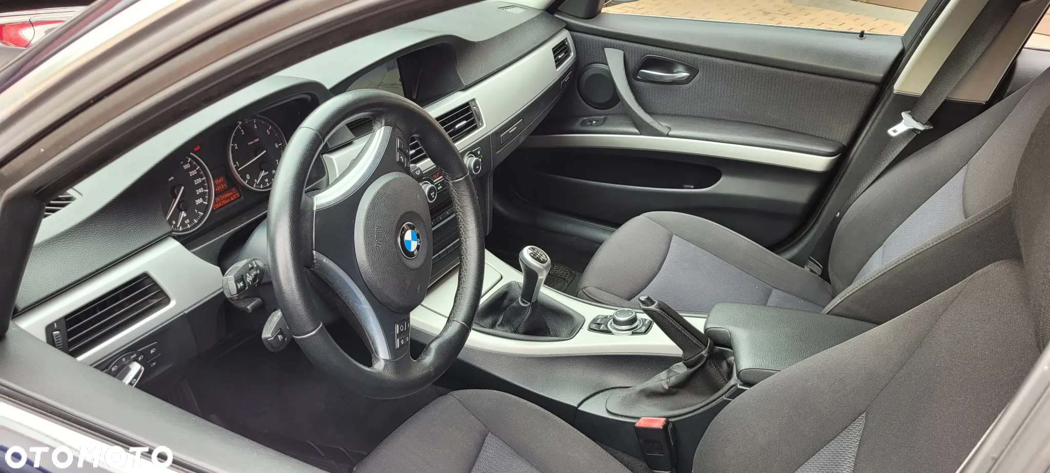 BMW Seria 3 318i Touring - 8