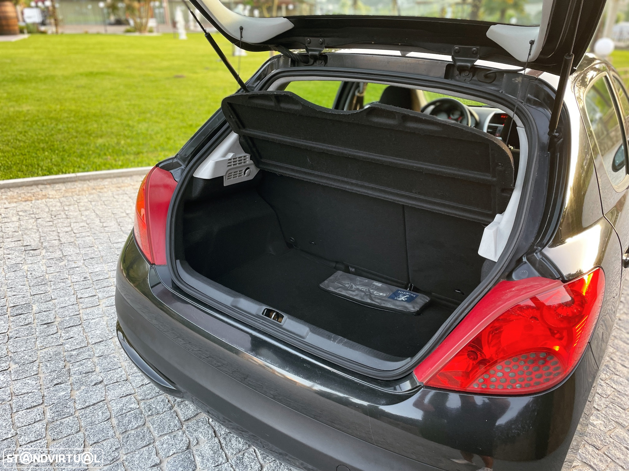 Peugeot 208 - 18