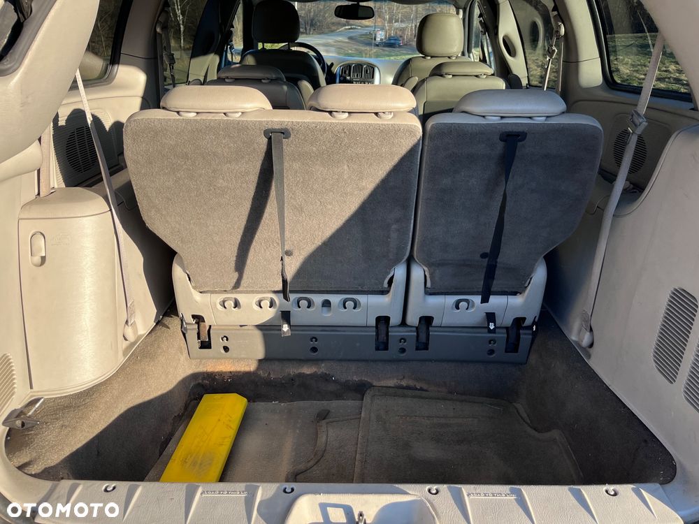 Chrysler Town & Country - 9
