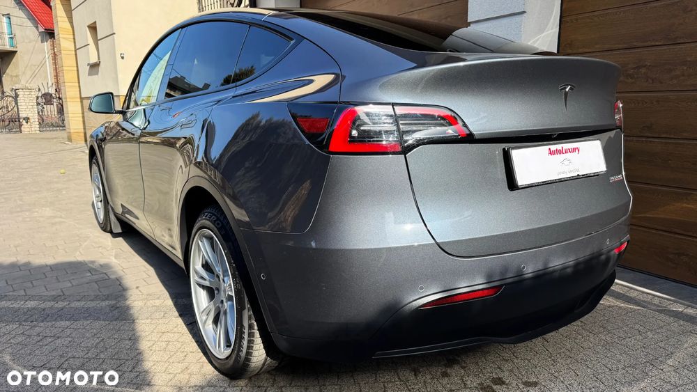 Tesla Y Long Range AWD - 8